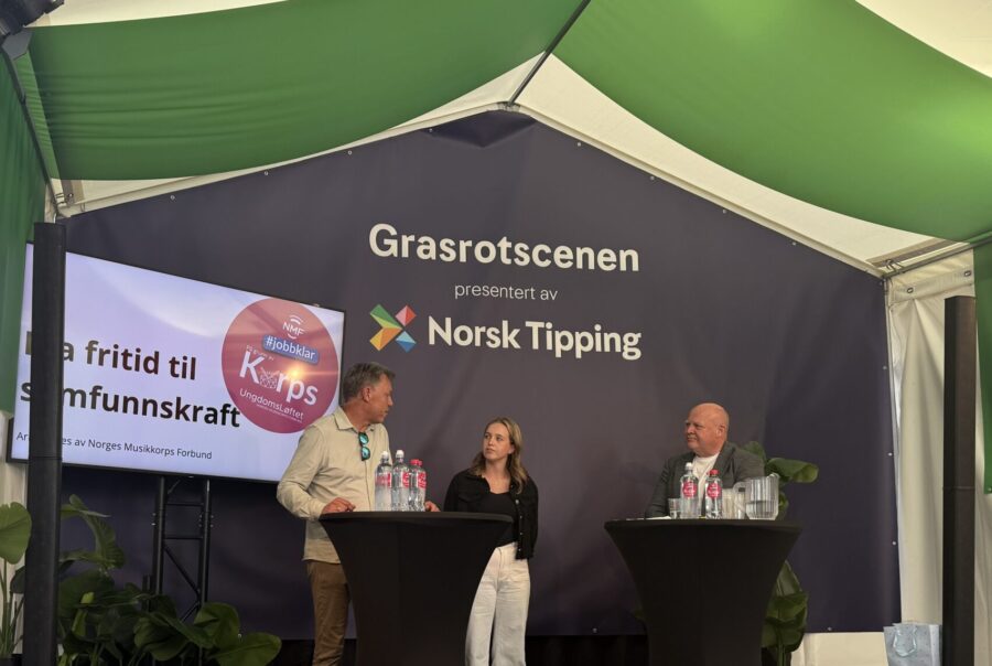 Panelet belyser unges kompetansebygging i NMF. På scenen: Per Einar Fon Ordstyrer Avd. Barn- unge og vekst, Norges Musikkorps Forbund Marthe Maareid-Johansen Student Steinar Evensen Social innovator, Synchrocity
