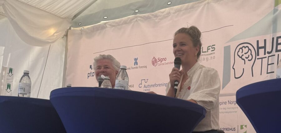 Nasjonalforeningen for folkehelsen i panel. Bak to store blå bord på scenen: Medvirkende Anne Rita Øksengård Forskningssjef, Nasjonalforeningen for folkehelsen Marianne Næss Rådgiver demens, Nasjonalforeningen for folkehelsen